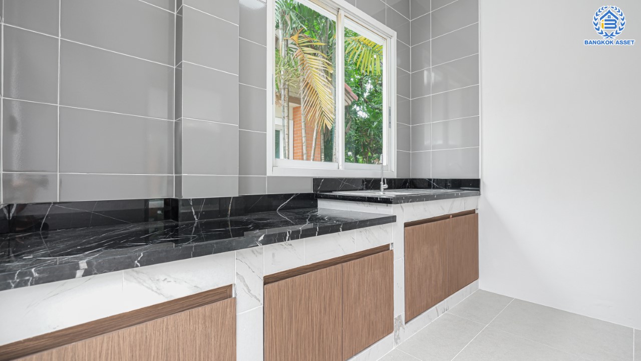 บ้านมือสองตกแต่งใหม่ ม.วรารมย์ เพชรเกษม81 แบรนด์ Q.House รองรับทุกความสุข เนื้อที่ 104 ตร.ว. ฟังก์ชัน 4 ห้องนอน 4 ห้องน้ำ (มีเรือนรับรองด้านข้าง พร้อมห้องน้ำในตัว) จอดรถได้ 2 คัน บนทำเลใกล้ The Mall บางแค และเชื่อมต่อ ถ.พุทธมณฑลสาย4 และ ถ.กาญจนาฯ